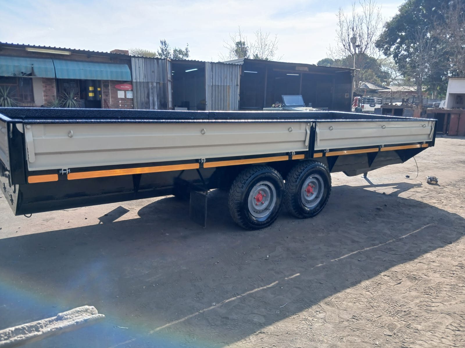 Flatdeck dropside trailer, finished