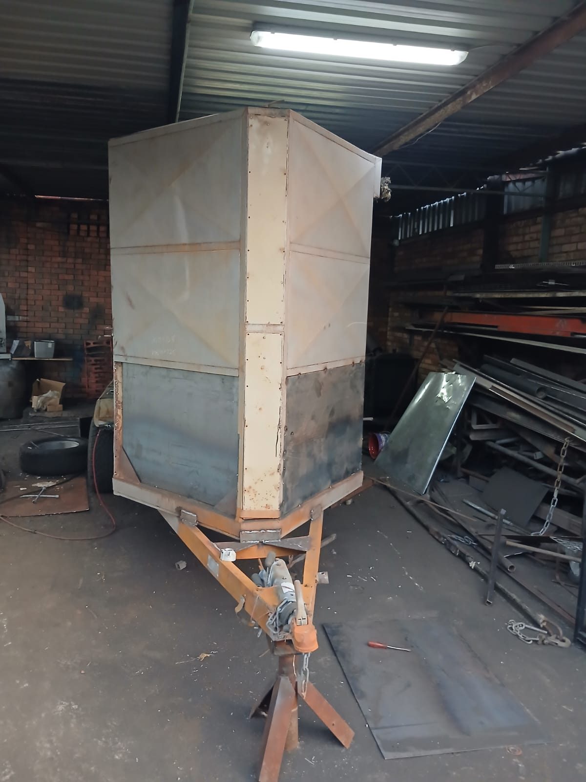 Mobile unit, cream body with black lower panels, as it came in