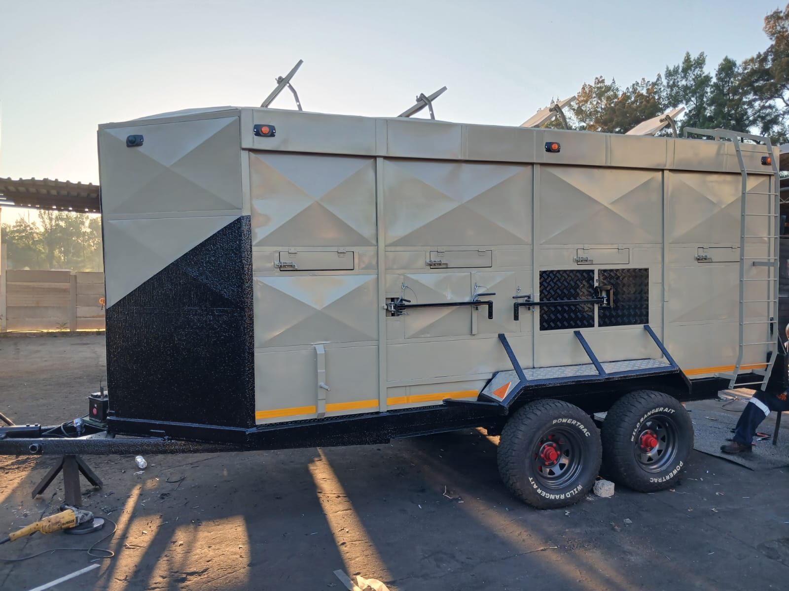 Mobile unit, cream body with black lower panels, finished
