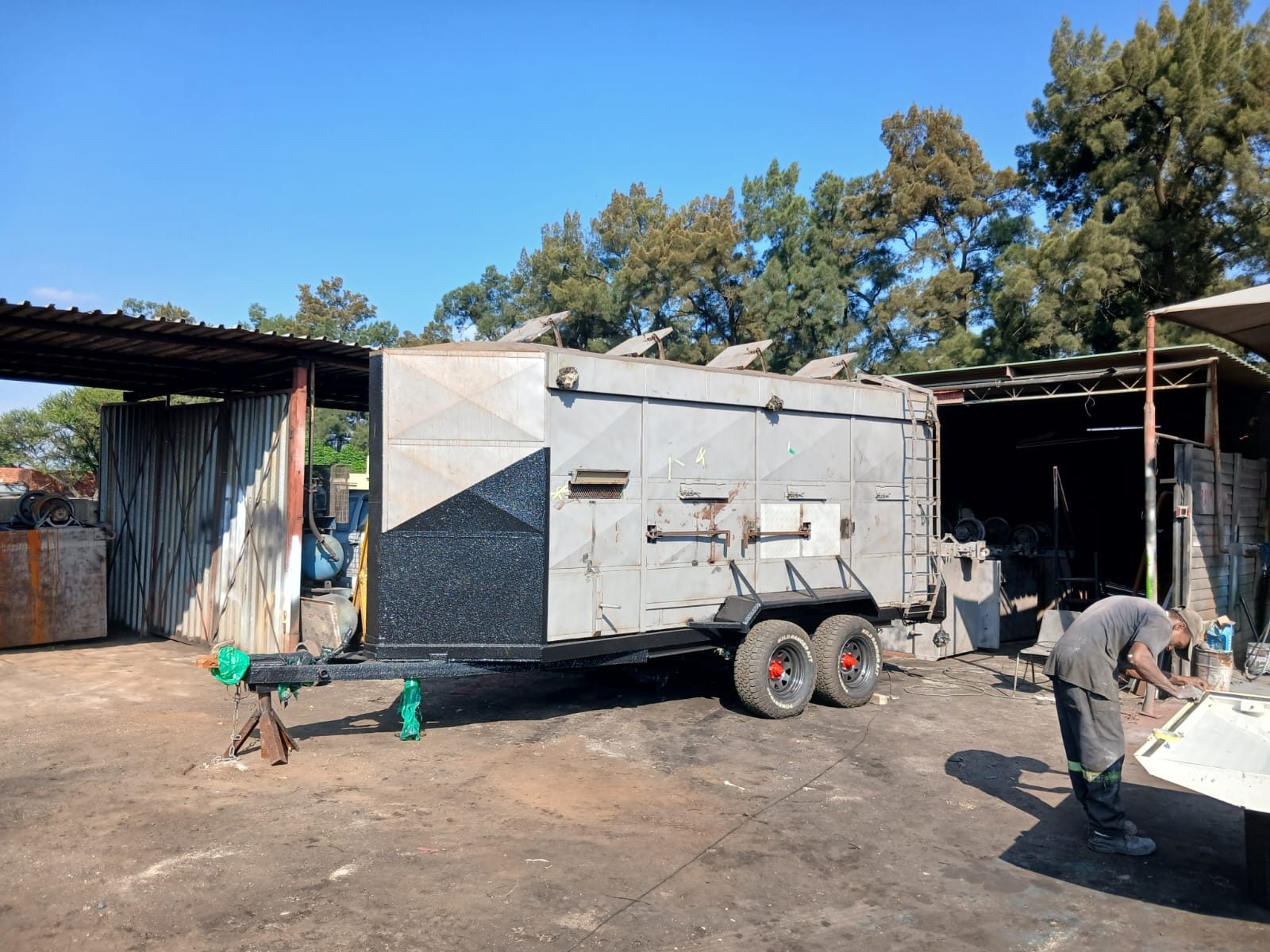 Mobile unit, cream body with black lower panels