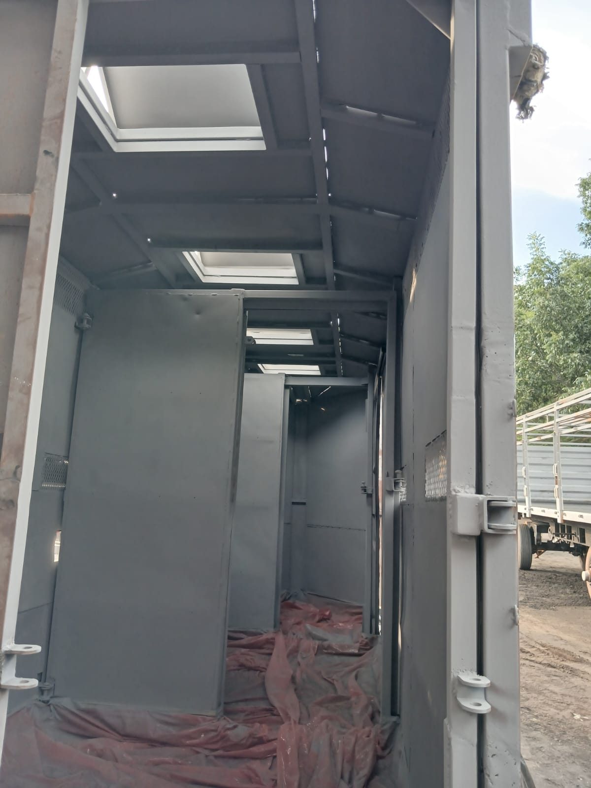 Mobile unit, cream body with black lower panels