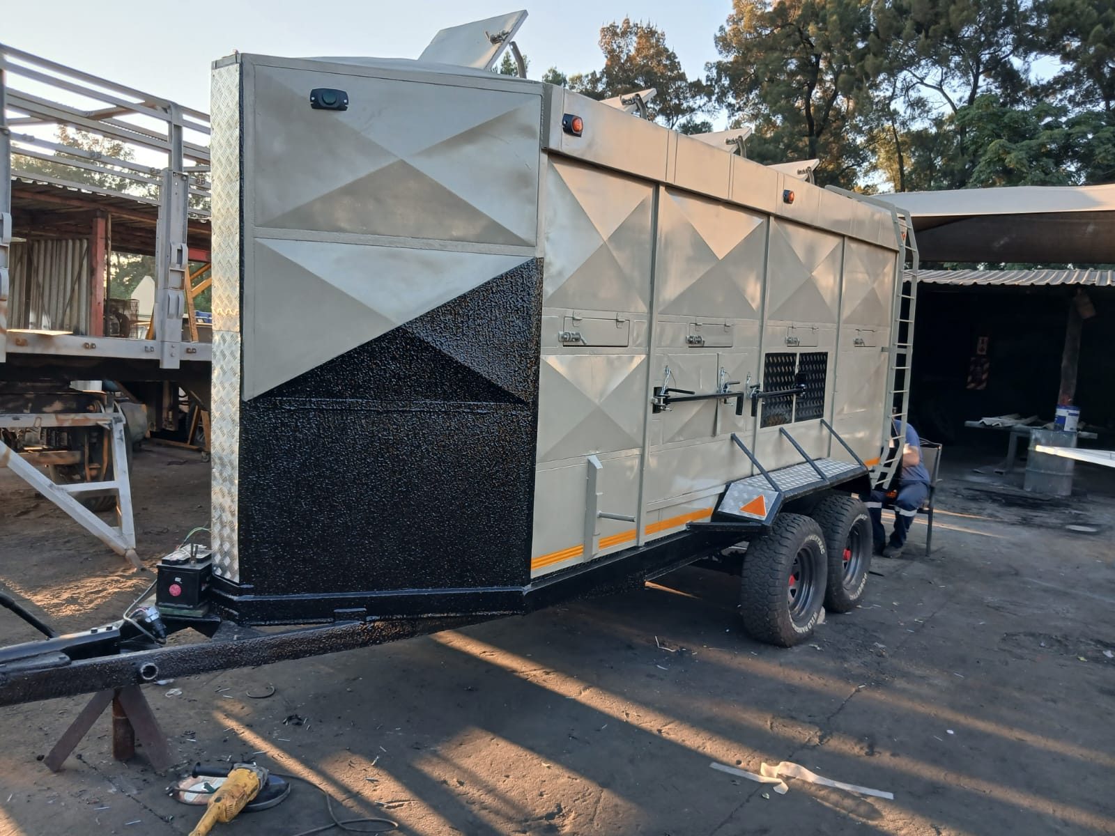 Mobile unit, cream body with black lower panels