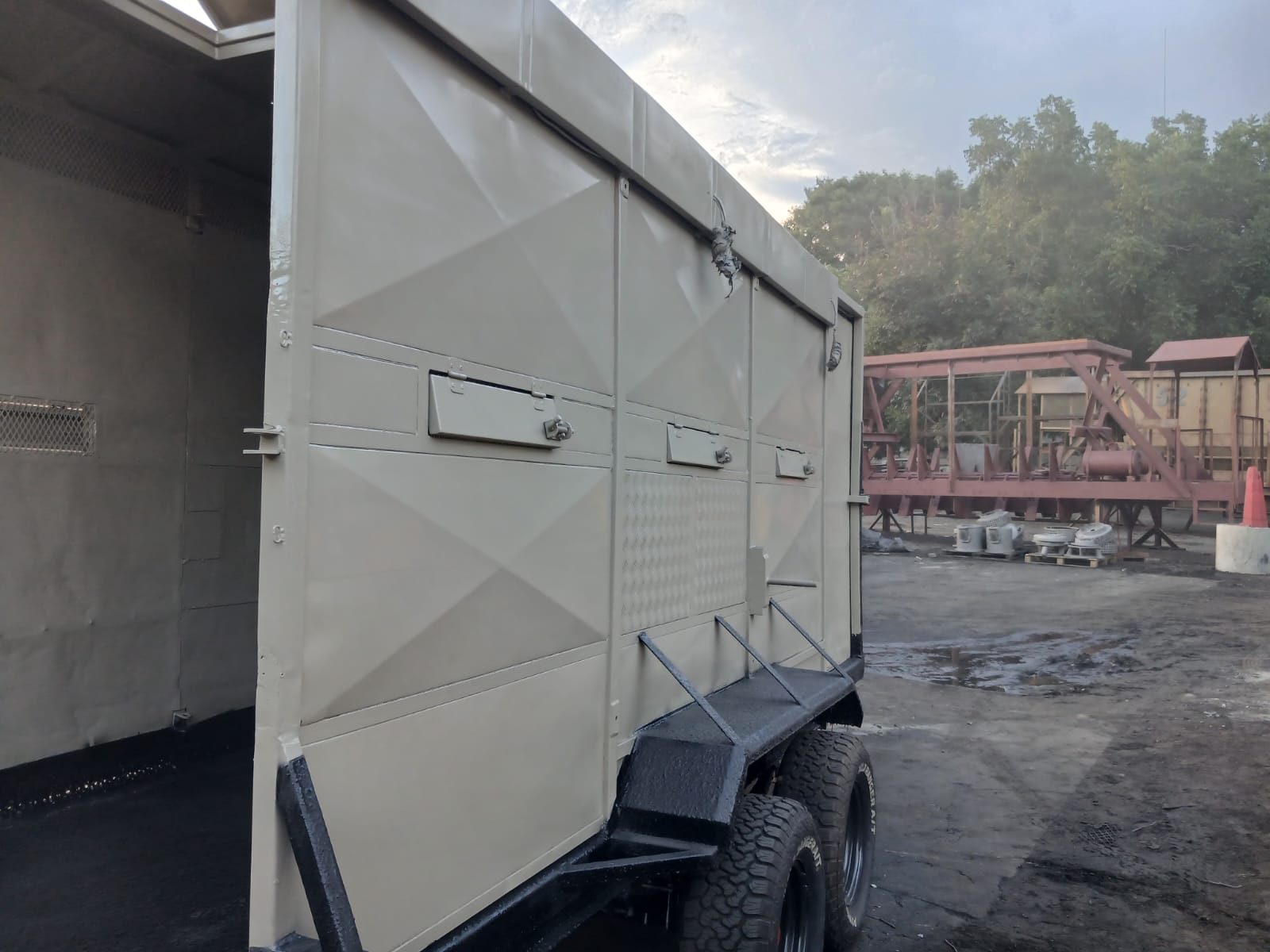 Mobile unit, cream body with black lower panels