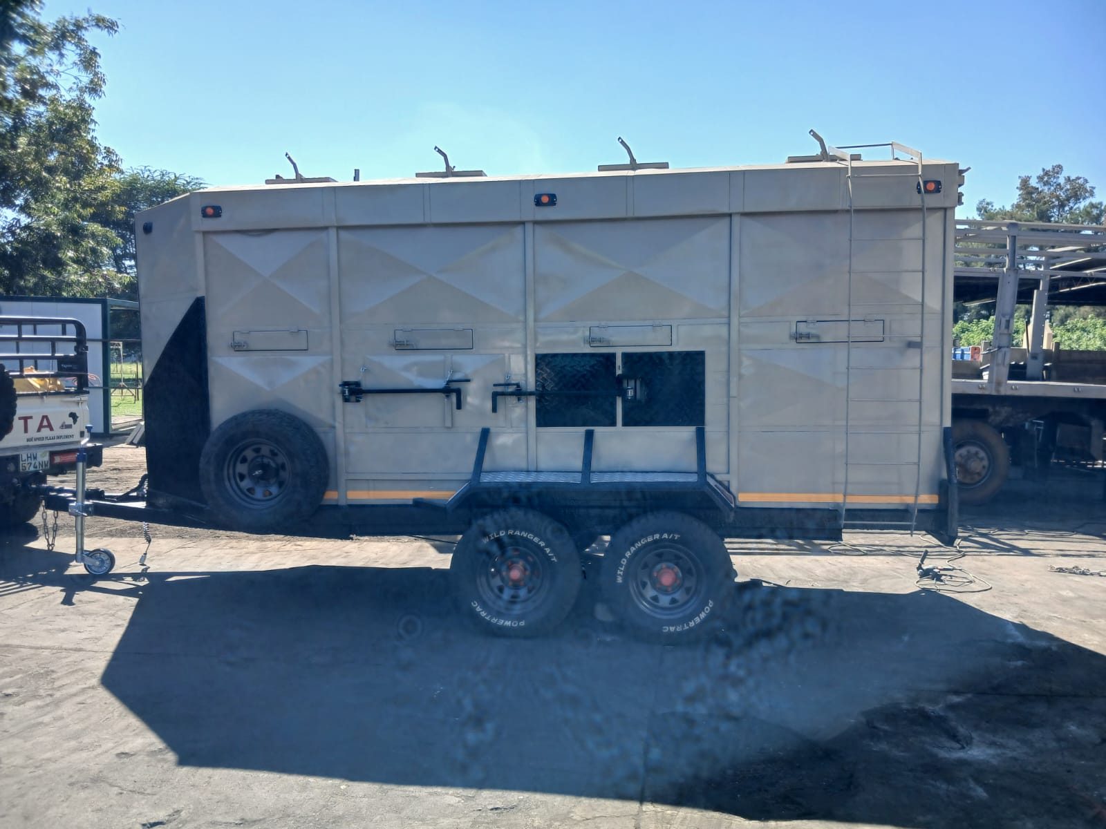 Mobile unit, cream body with black lower panels