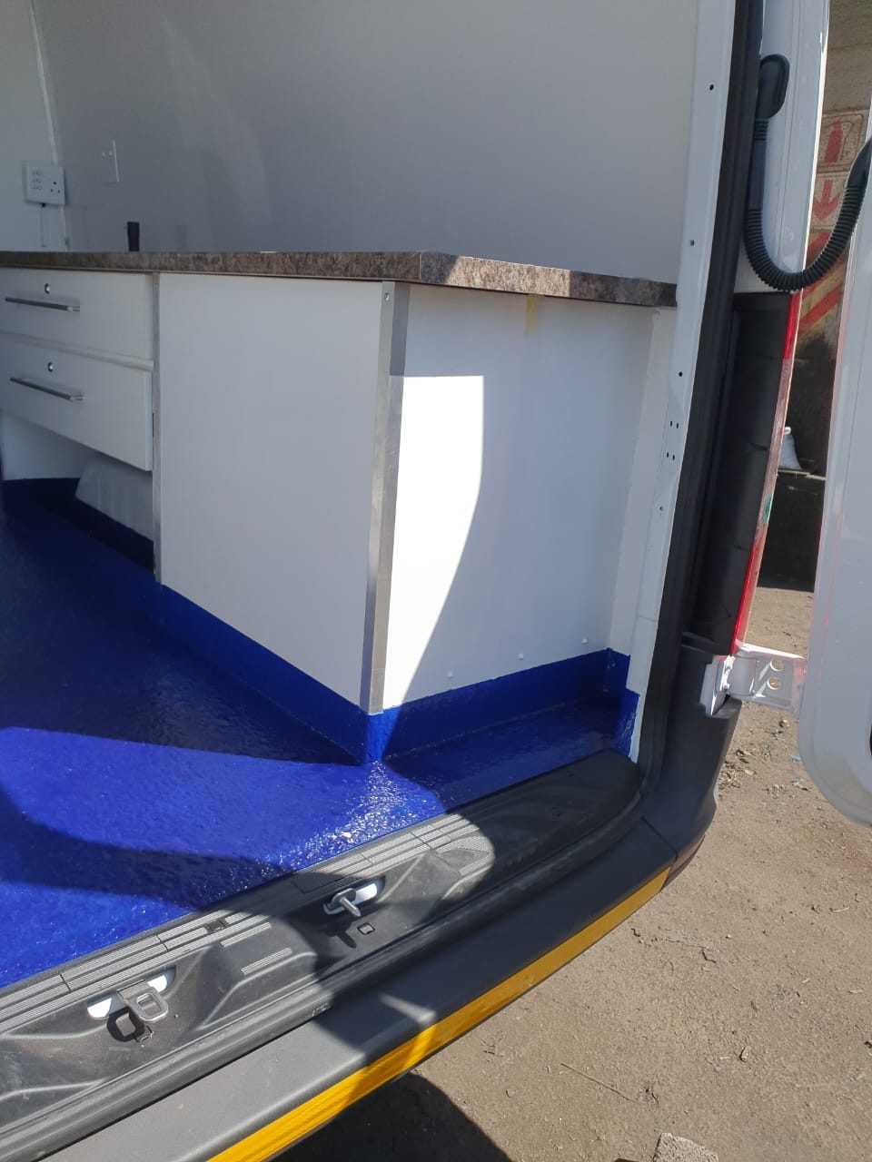 Mobile kitchen unit with a blue rubberised floor