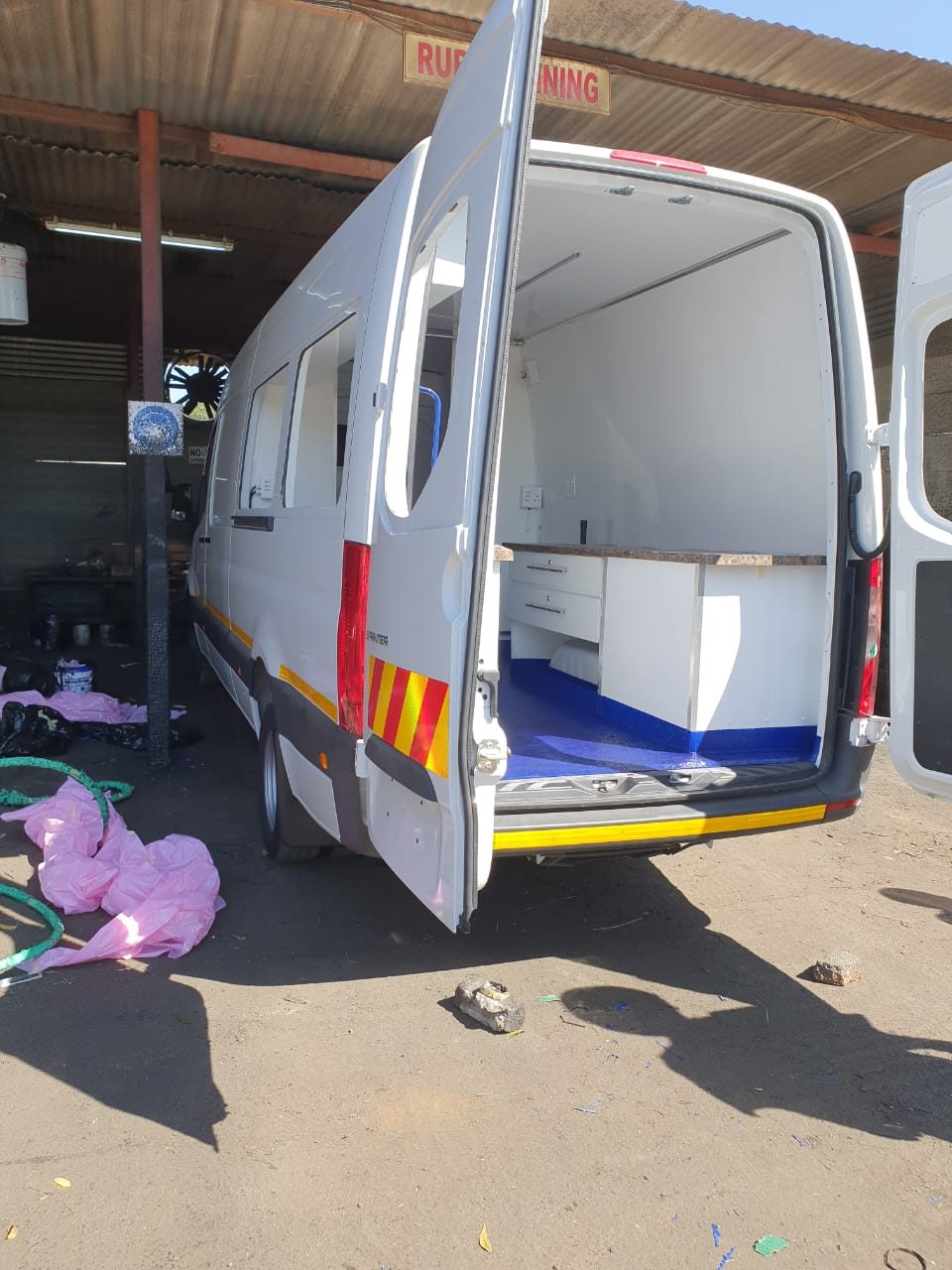 Mobile kitchen unit with a blue rubberised floor