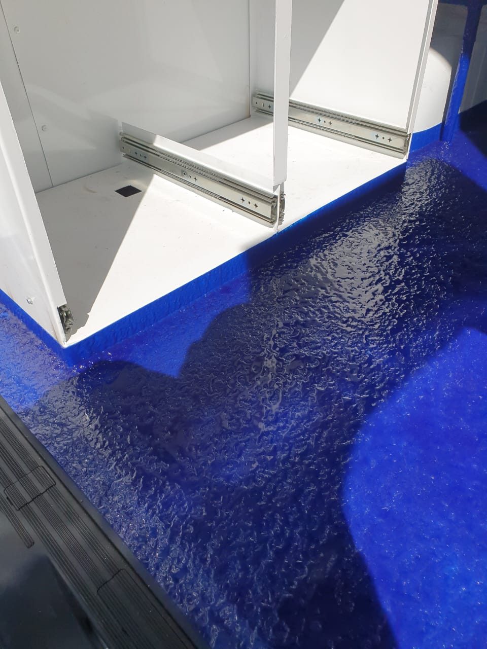 Mobile kitchen unit with a blue rubberised floor