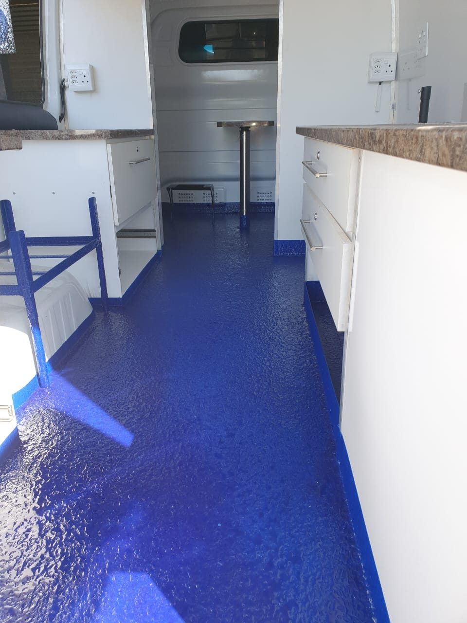 Mobile kitchen unit with a blue rubberised floor